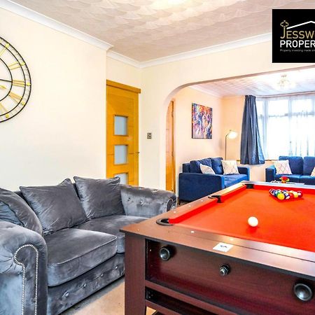 Jesswood Properties: 6-Bedroom Contractor House with Pool Table Luton  Exterior photo