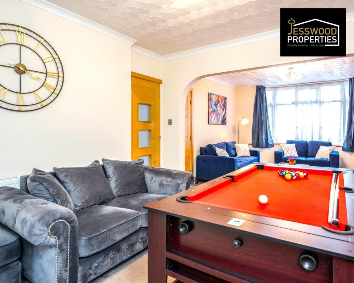 Jesswood Properties: 6-Bedroom Contractor House with Pool Table Luton  Exterior photo