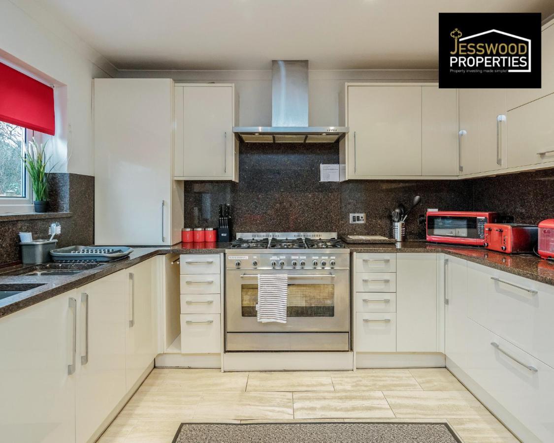 Jesswood Properties: 6-Bedroom Contractor House with Pool Table Luton  Exterior photo
