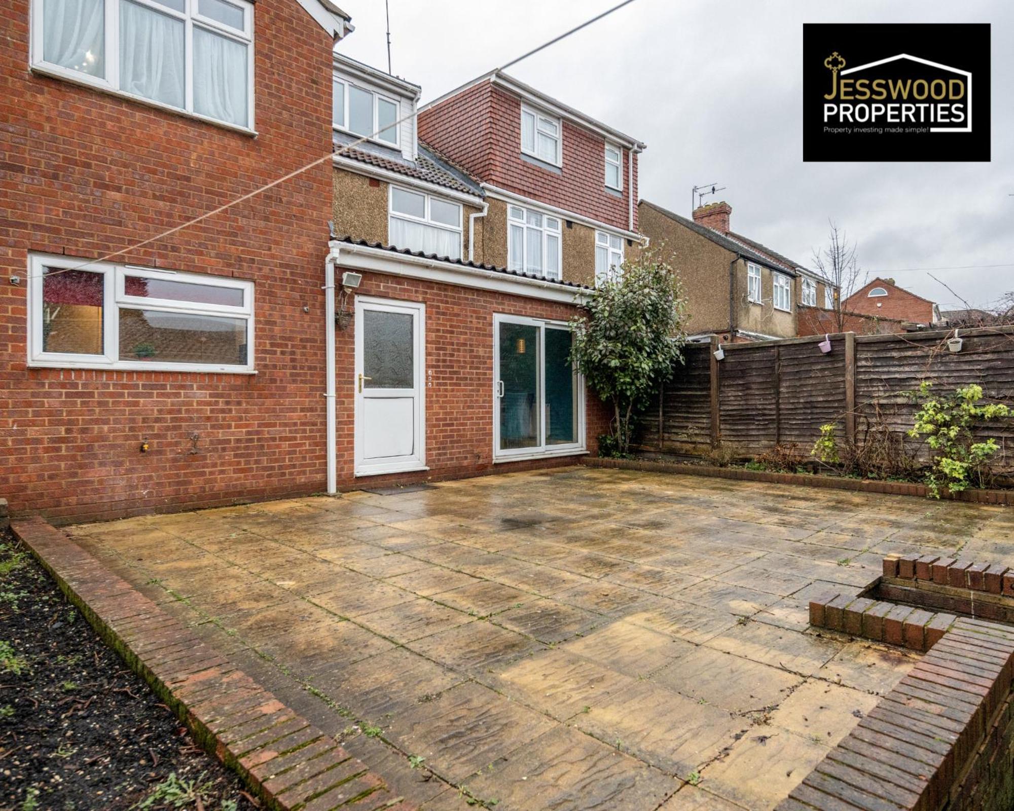 Jesswood Properties: 6-Bedroom Contractor House with Pool Table Luton  Exterior photo